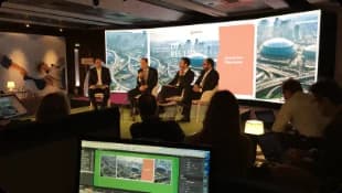 Écran d'exploitation pour la convention Veolia, derrière une table ronde