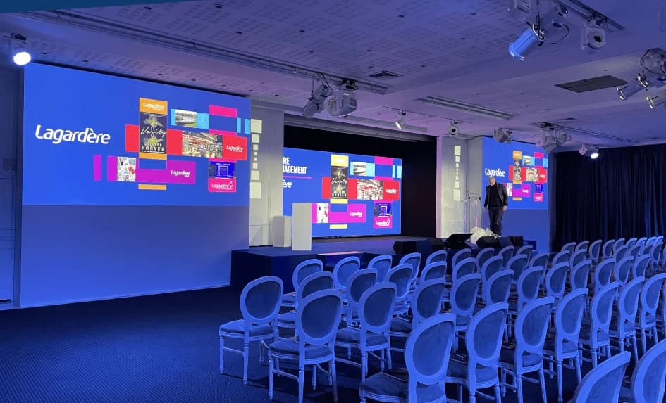 Plénière Lagardère : écrans de scène face à la salle en configuration théâtre