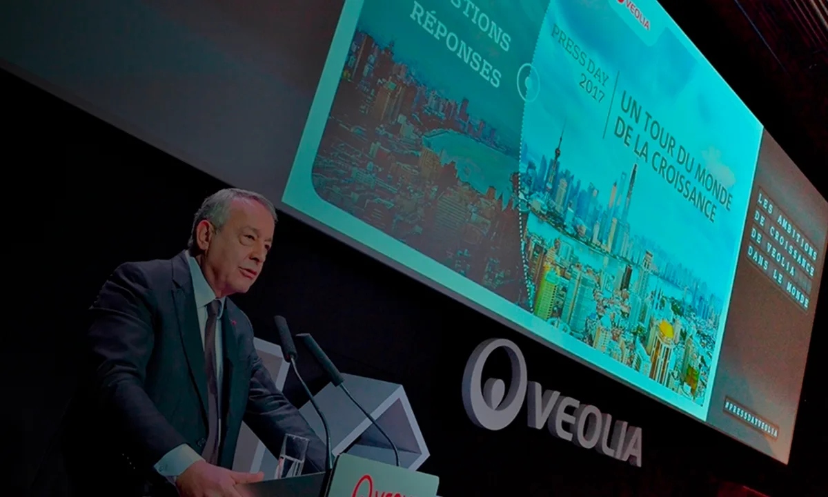 Intervenant sur scène devant l'écran « Un tour du monde de la croissance » au Press Day Veolia